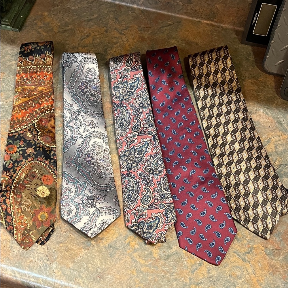 MEN TIES 5 TOTAL /2 Countess Wara. 1 each Briar, Bert Pulitzer, Dockers 1208